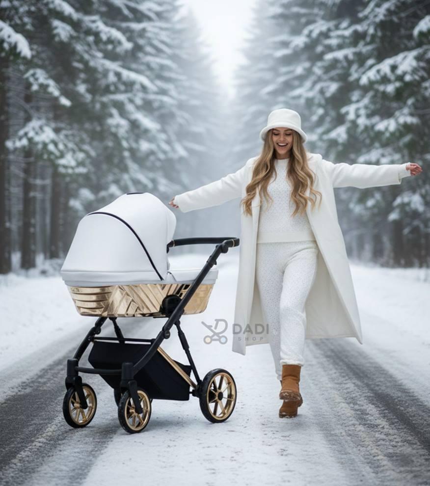 Kobieta spaceruje z wózkiem dziecięcym po zaśnieżonym lesie podczas zimowego spaceru.